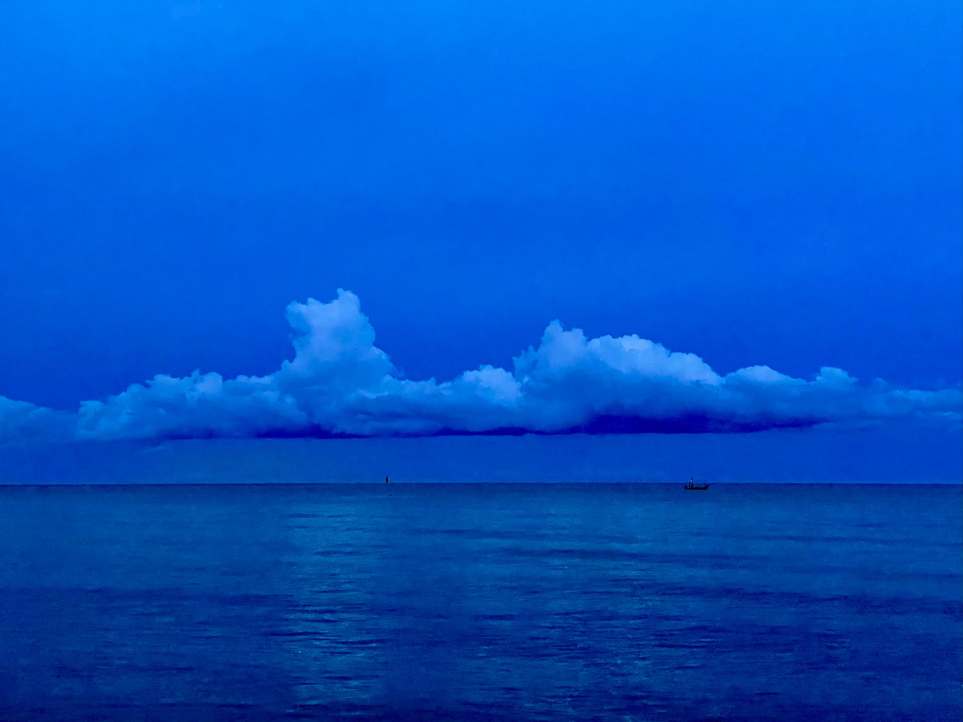 海上的云像《楚门的世界》里那样美得不真实