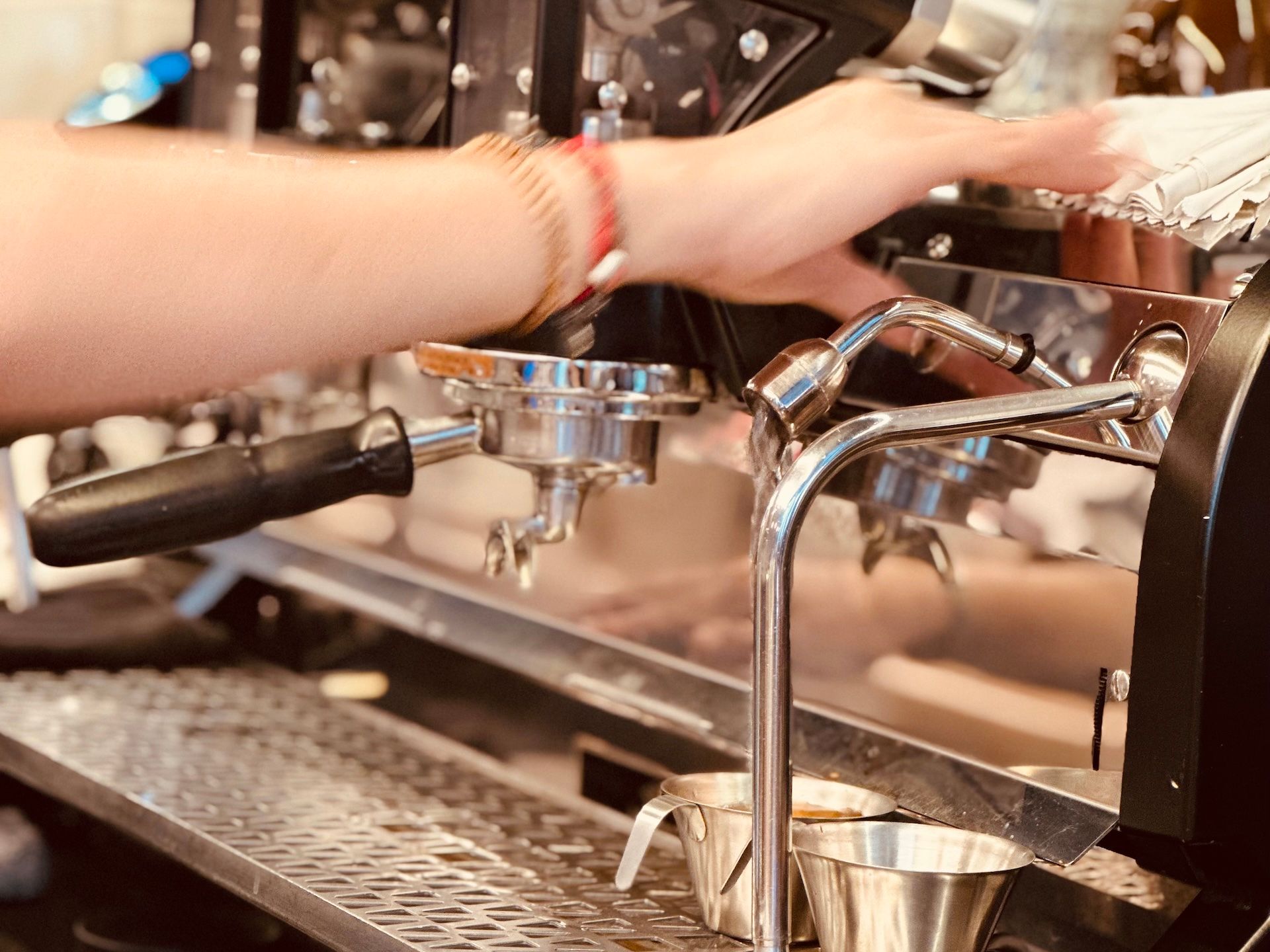 纪念日那天去的咖啡店，这张照片很喜欢，有点王家卫风